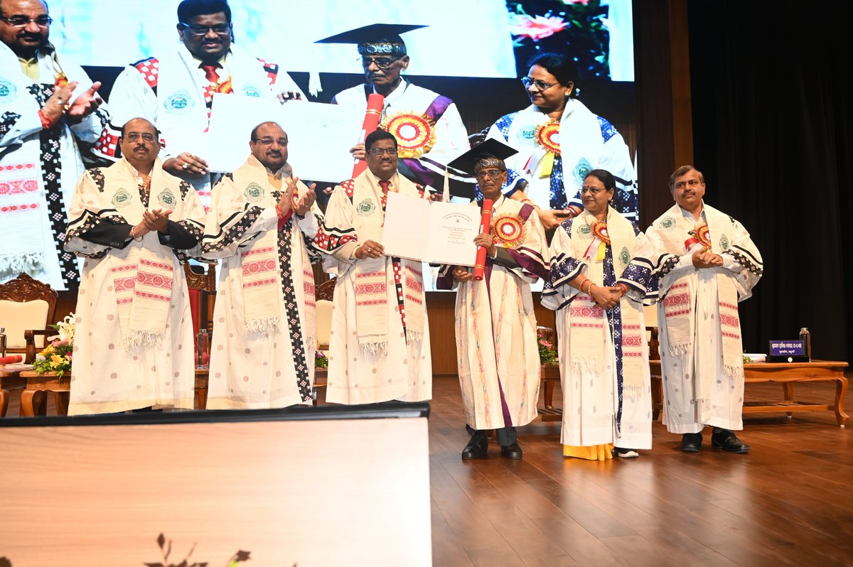 OdishaUniversi1's tweet photo. On the occasion of 41st Convocation of OUAT, Honorary Doctorate Degrees were conferred upon Dr. Mangi Lal Jat, Secy., DARE &amp; DG, ICAR &amp; Prof. Satya Ranjan Das, distinguished rice scientist in recognition of their outstanding contributions to agricultural science.  #Convocation26 https://t.co/9eSxP14KfN