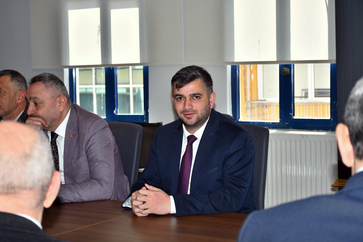 mesutkarayigit_'s tweet photo. Büyükşehir Belediye Meclisi öncesi, AK Parti İl Başkanımız Sn. @ozdemirsamet başkanlığında ve Büyükşehir Belediye Başkanımız Sn. @mhilmiguler katılımıyla, AK Parti Grup Toplantımızı gerçekleştirdik.

Toplantımızın hayırlara vesile olmasını diliyorum. https://t.co/LKn510GSJh