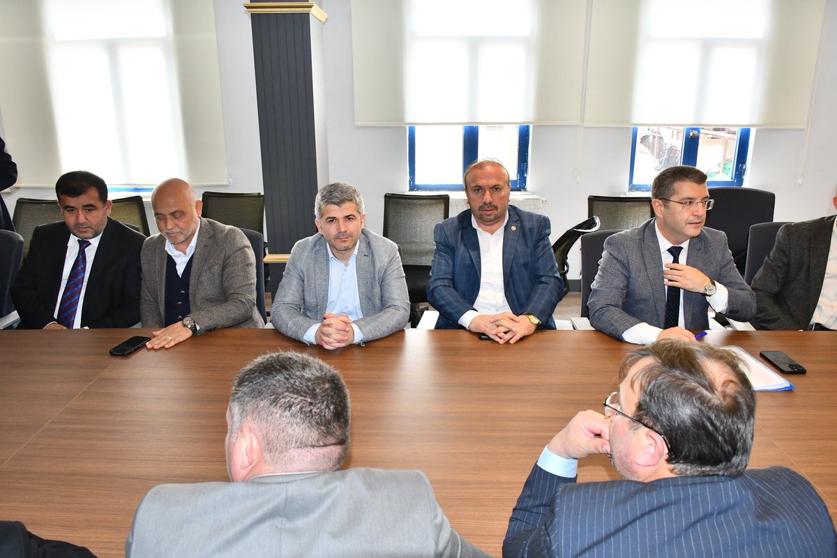 mesutkarayigit_'s tweet photo. Büyükşehir Belediye Meclisi öncesi, AK Parti İl Başkanımız Sn. @ozdemirsamet başkanlığında ve Büyükşehir Belediye Başkanımız Sn. @mhilmiguler katılımıyla, AK Parti Grup Toplantımızı gerçekleştirdik.

Toplantımızın hayırlara vesile olmasını diliyorum. https://t.co/LKn510GSJh