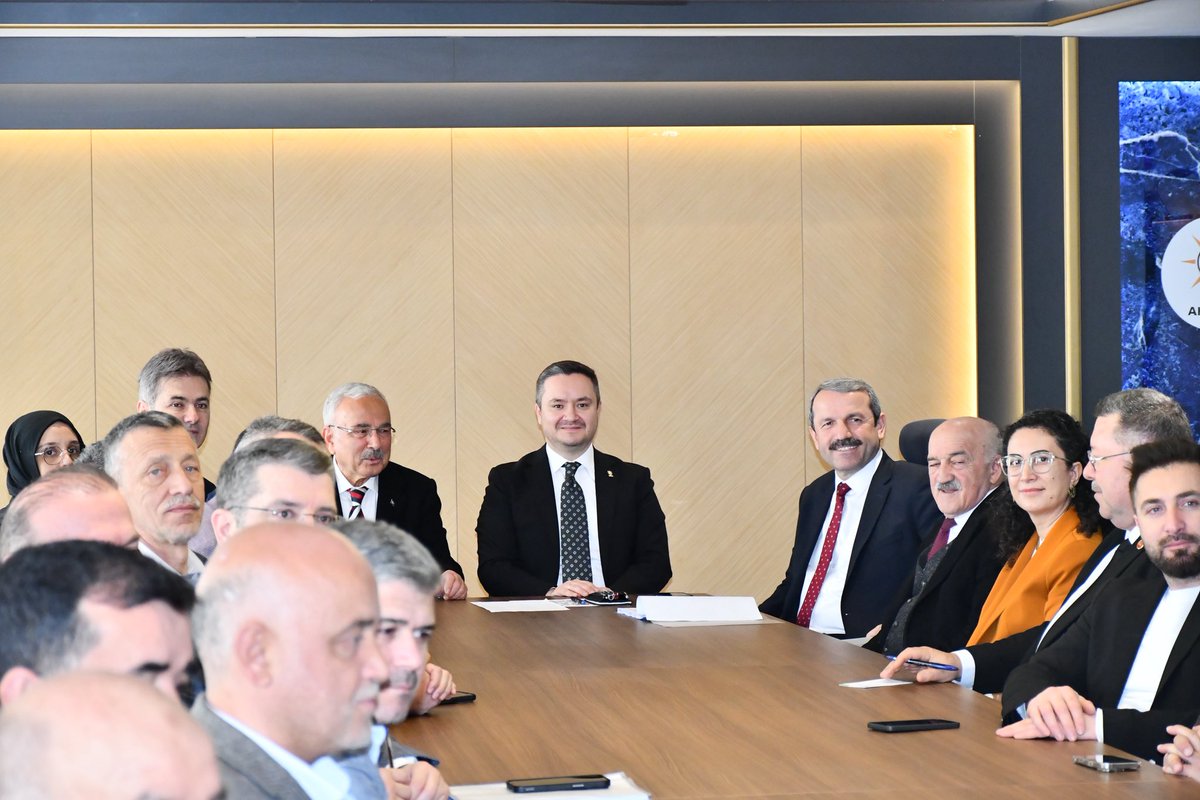 mesutkarayigit_'s tweet photo. Büyükşehir Belediye Meclisi öncesi, AK Parti İl Başkanımız Sn. @ozdemirsamet başkanlığında ve Büyükşehir Belediye Başkanımız Sn. @mhilmiguler katılımıyla, AK Parti Grup Toplantımızı gerçekleştirdik.

Toplantımızın hayırlara vesile olmasını diliyorum. https://t.co/LKn510GSJh