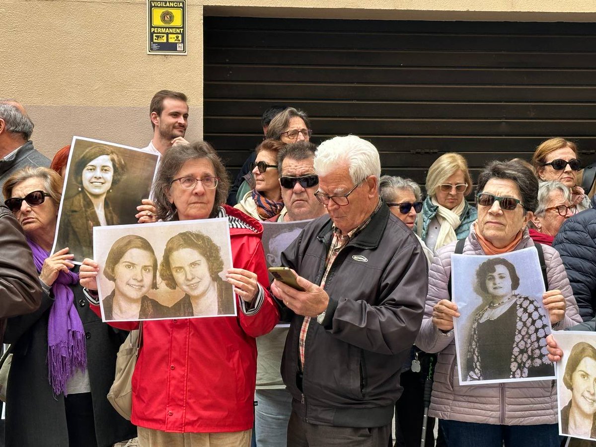 Podem_IB's tweet photo. Avui PP i VOX deroguen la llei de memòria democràtica. Seguirem als carrers fins fer-los fora. La dignitat i els drets no es negocien. Prou de revictimitzar. Senyora @MargaProhens , amb quines bales matarà les idees? https://t.co/bJMxo5KMZA