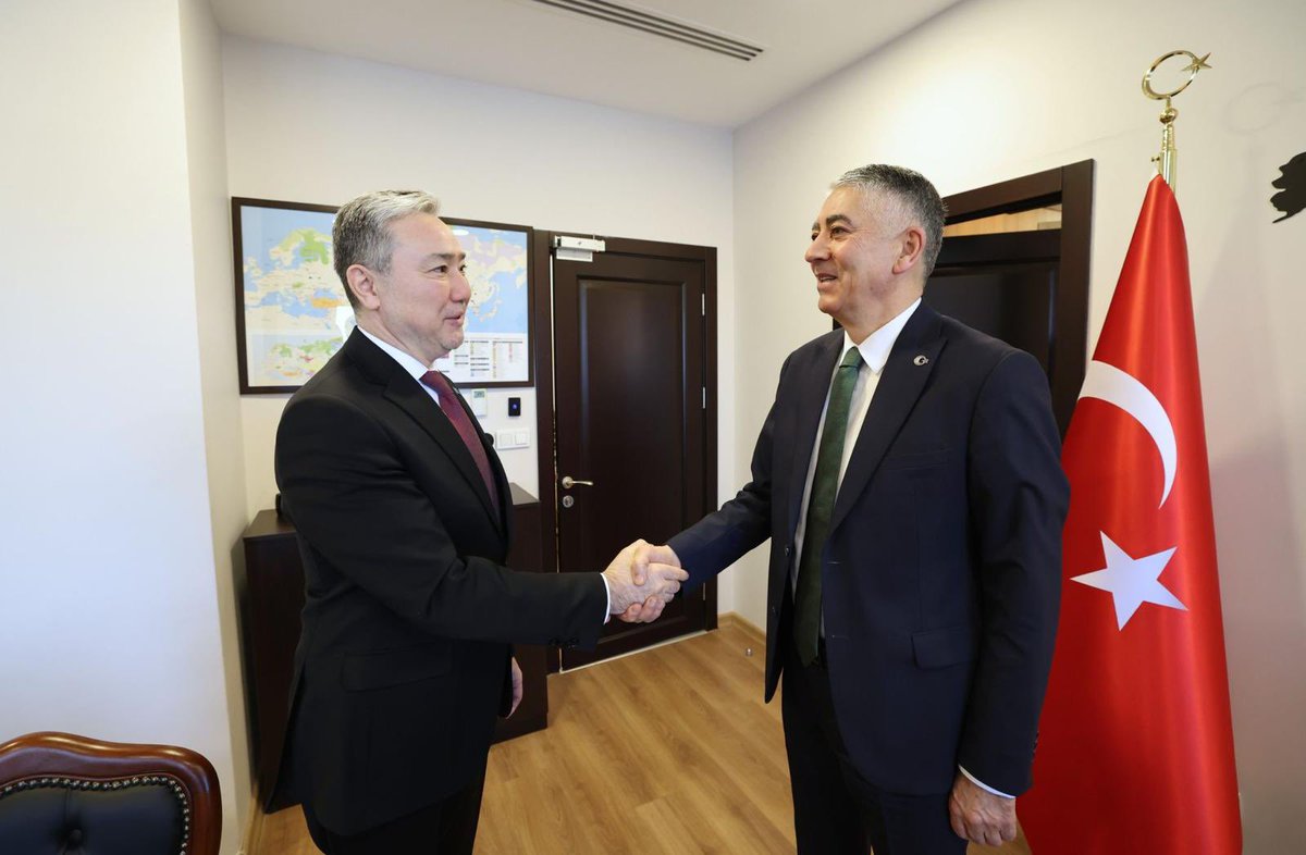 TC_Disisleri's tweet photo. Bakan Yardımcımız H. Ali Özel, nezaket ziyareti çerçevesinde Kazakistan’ın Ankara Büyükelçisi Yerkebulan Sapiyev’i kabul etti.
 
Görüşmede ikili ilişkiler, çok taraflı platformlarda işbirliği ve bölgesel gelişmeler konusunda görüş alışverişinde bulunuldu. https://t.co/wpxmBzbtJr