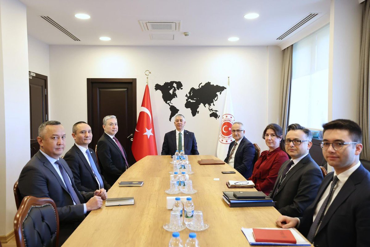 TC_Disisleri's tweet photo. Bakan Yardımcımız H. Ali Özel, nezaket ziyareti çerçevesinde Kazakistan’ın Ankara Büyükelçisi Yerkebulan Sapiyev’i kabul etti.
 
Görüşmede ikili ilişkiler, çok taraflı platformlarda işbirliği ve bölgesel gelişmeler konusunda görüş alışverişinde bulunuldu. https://t.co/wpxmBzbtJr