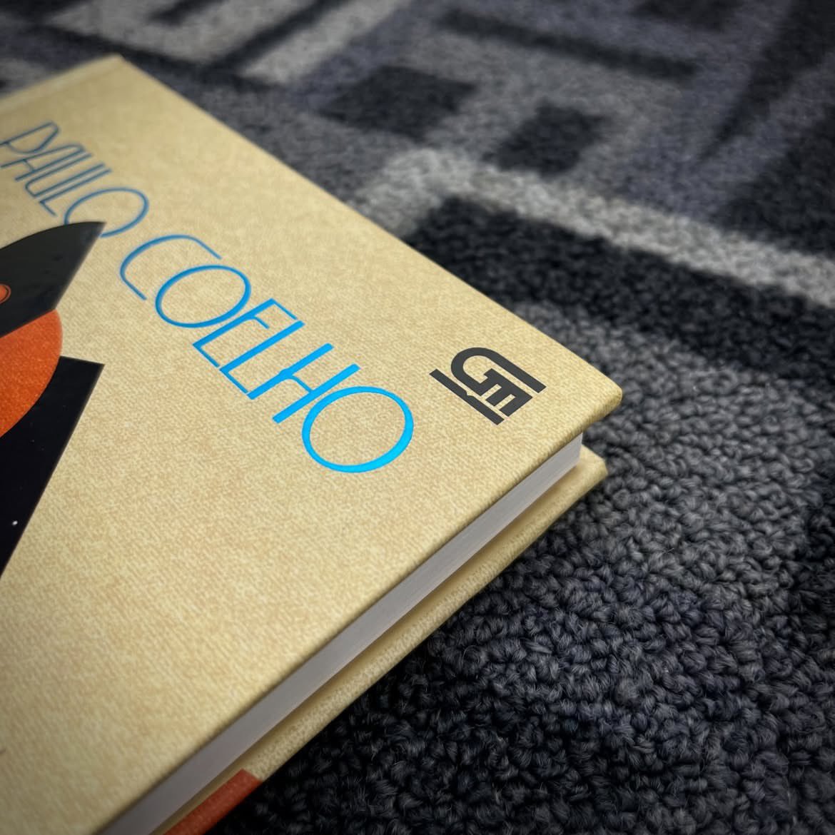 masgee__'s tweet photo. Sang Alkemis dari Paulo Coelho, bagi saya meninggalkan kesan ide sederhana di balik ceritanya: “setiap orang punya sesuatu yang ingin ia kejar dalam hidup, tapi tidak semua benar-benar berani berjalan ke arah sana”

Santiago sang tokoh utama juga ragu, juga sempat kehilangan arah. Bedanya, dia tetap memilih berjalan. Sementara di kehidupan sehari-hari, sering kali kita berhenti sebelum perjalanan itu benar-benar dimulai.

Kalau dipikir-pikir. Banyak orang dan juga saya punya rencana besar: ingin pindah karier, ingin mulai sesuatu yang baru, ingin menulis, ingin belajar hal lain. Tapi akhirnya berhenti di kepala saja. Terlalu banyak pertimbangan, terlalu banyak membandingkan diri dengan orang lain, sampai akhirnya tidak pernah benar-benar mulai.

* Sang Alkemis dari Paulo Coelho edisi Hard Cover 📔