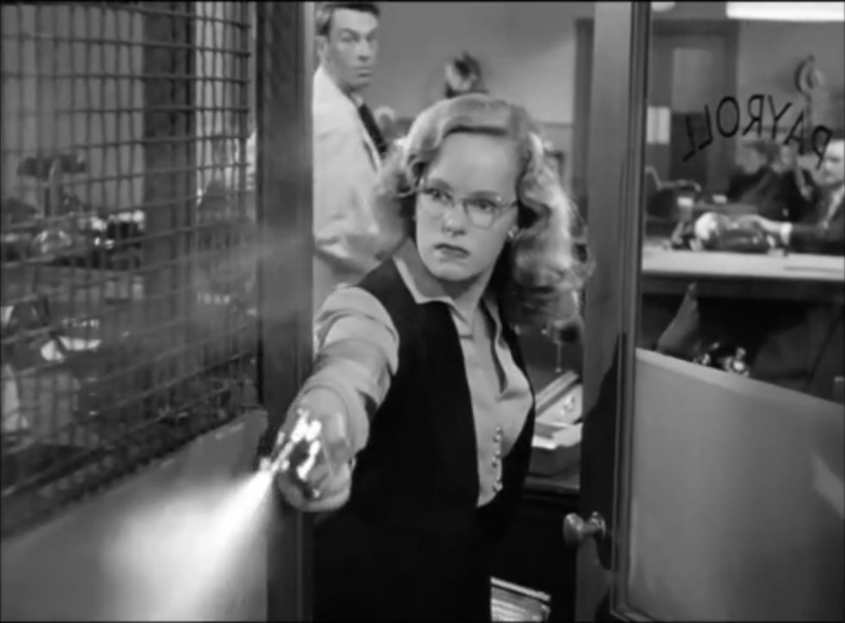 ジョセフ・H・ルイス監督作、拳銃魔 (1950)を見る。銃の曲撃ちショーで出会った男女が州を跨ぐ強盗行脚に乗り出すが。根は善良な男と小悪魔的な女の明日なき凶行を描くB級ノワールだが、群を抜く創意とパンチの効いた演出に瞠目させられる傑作。巧みな脚本には赤狩りで干されたDトランボが変名で参加。