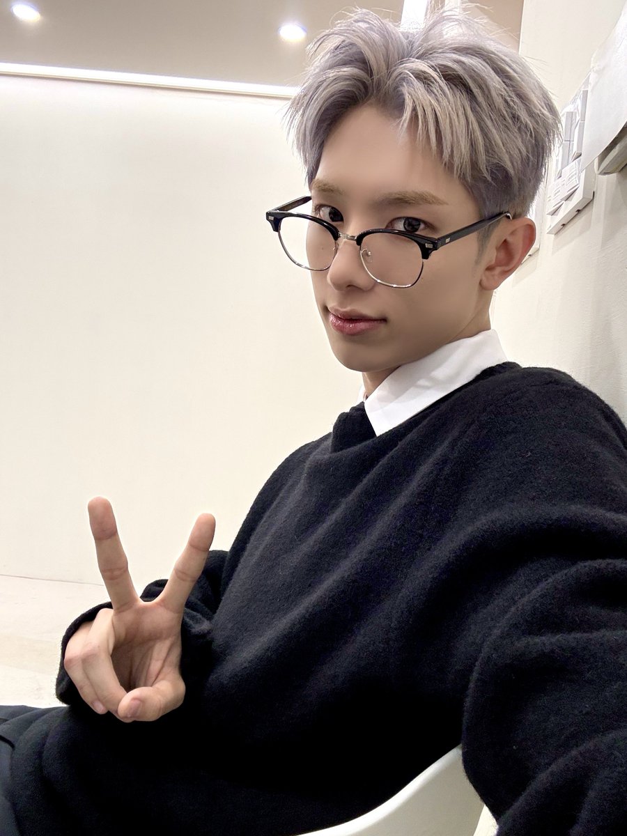 ALL(H)OURS tweet media