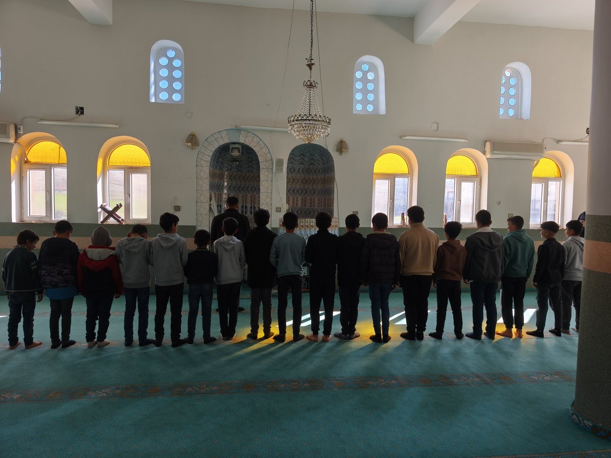 Yetkinlerk12's tweet photo. Ramazan ayı etkinlikleri kapsamında çocuklarla birlikte öğle namazına katıldık. Birlikte ibadet etmek ve bu manevi atmosferi paylaşmak bizler için çok değerli bir deneyim oldu 
#MaarifinKalbindeRamazan
@tcmeb
@Yusuf__Tekin
@mardinilmem
@mazidagkaymakam 
@mazidagimem
@aydiner_sah https://t.co/i7aRXF2b4o