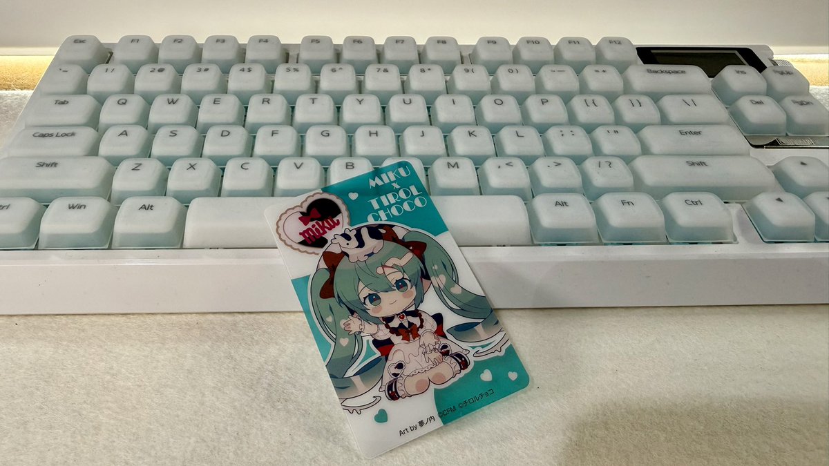 duke_gadget's tweet image. EPOMAKER  G84 PROに
マッチするチロルチョコ🍫発見👀
似合うなぁ✨

『みっくみるみるくソーダ味』🧐らしい。

#gadget
#初音ミク