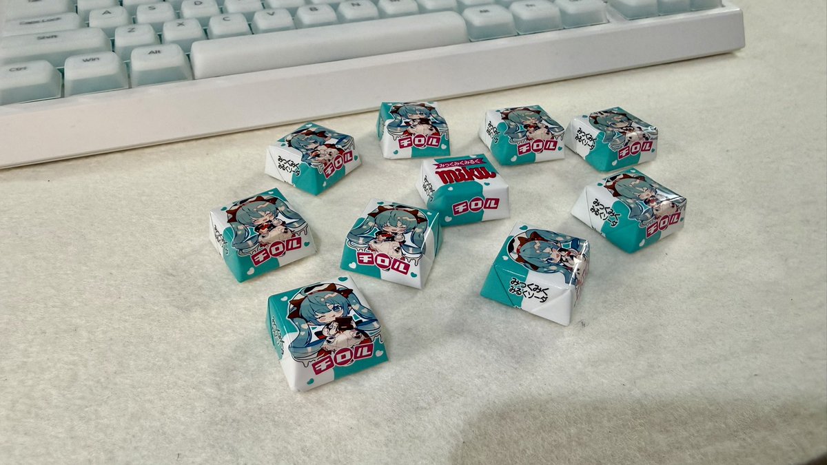 duke_gadget's tweet image. EPOMAKER  G84 PROに
マッチするチロルチョコ🍫発見👀
似合うなぁ✨

『みっくみるみるくソーダ味』🧐らしい。

#gadget
#初音ミク