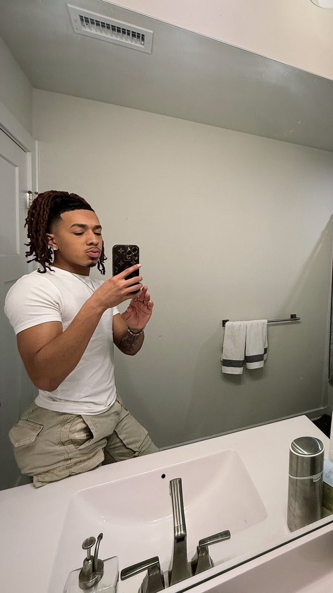 prettyboyrickk's tweet photo. Siri play Body by Don Toliver. https://t.co/0syrPTV2UX