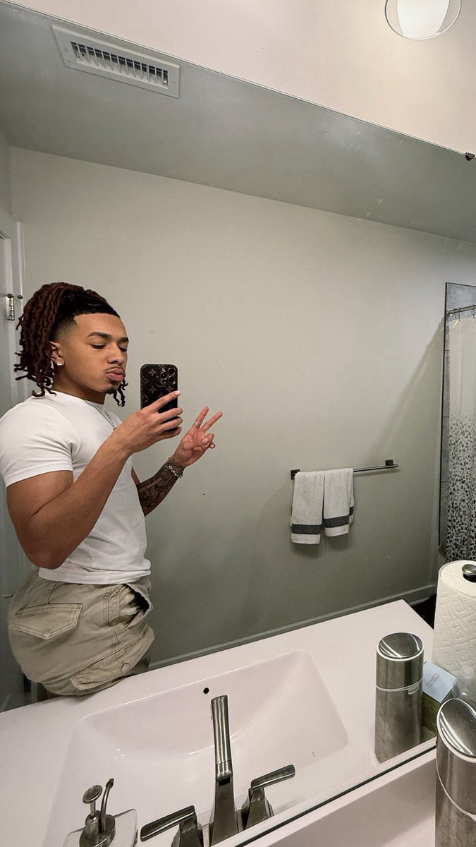 prettyboyrickk's tweet photo. Siri play Body by Don Toliver. https://t.co/0syrPTV2UX
