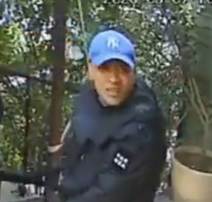 ASALTAN A COMENSALES EN LOMAS DE CHAPULTEPEC

Un sujeto (el de la foto)asaltó a varios comensales en la zona de #LomasDeChapultepec, en la alcaldía Miguel Hidalgo.

El presunto delincuente despojó de sus pertenencias a varias personas antes de huir del lugar.