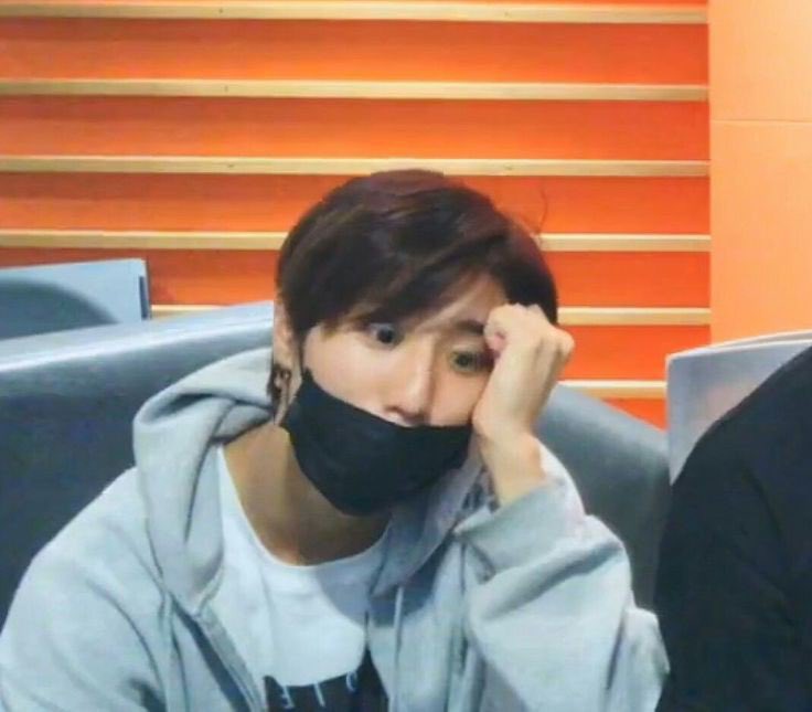 Зараз би створювати концепцію проєкту, щоб потім інша маркетологиня затвердила найдивніший дизайн у світі. Мені соромно за ці постери? Я навіть не буду репостити це 

Нахуй я роблю свою роботу