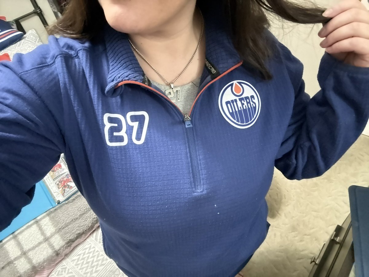 Oilers1827's tweet image. #letsgooilers  game day. 

When your favourite player is on the other team 😎