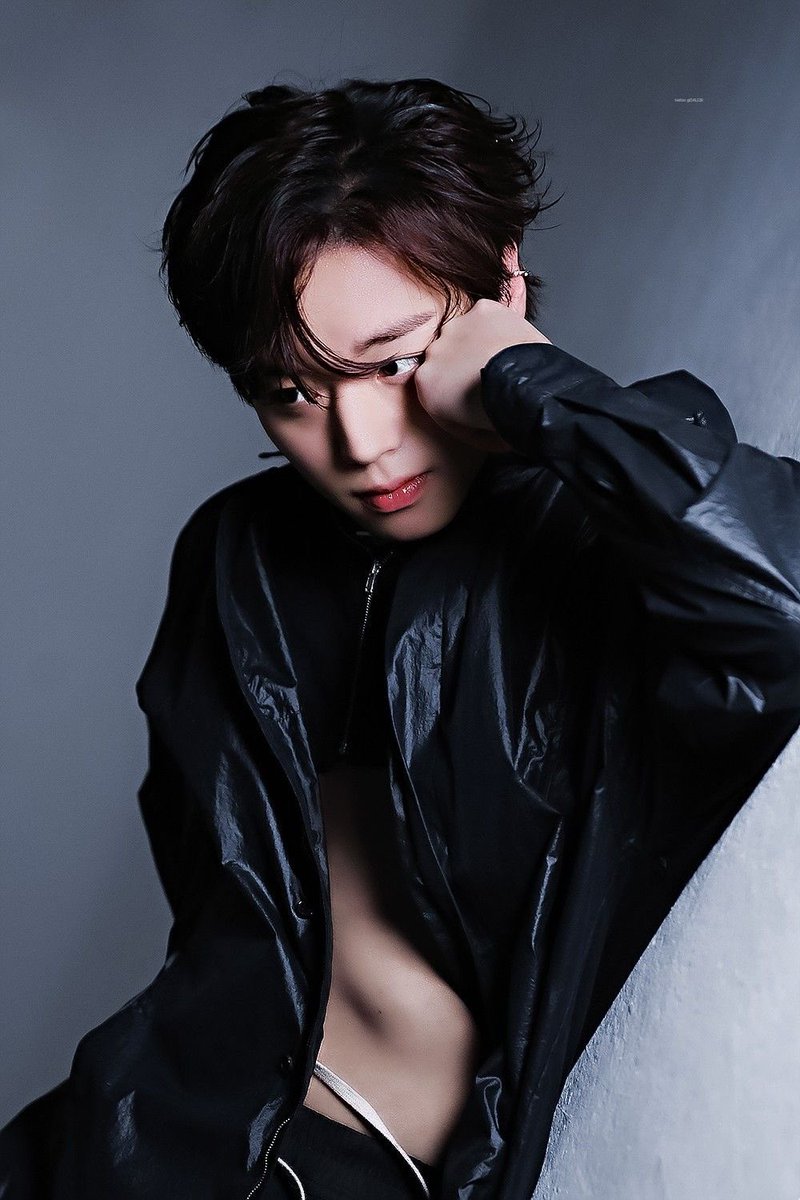 ozffio's tweet photo. 의상땜에(...) 몰랐는데 이거 가로사진 이더라...
기댄 게 아니라 누운거였어........... https://t.co/TLtWdj6BCd