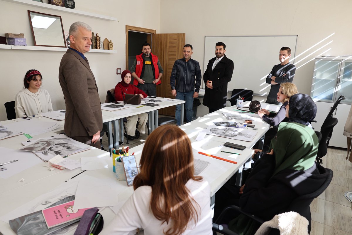 GSB_Mus's tweet photo. İl Müdürümüz Yusuf Kılıç, Muş Gençlik Merkezi ve Muş Alparslan Genç Ofisi ziyaret ederek ‘Kulüp ve Atölyeleri’nde bir dizi incelemelerde bulundu.
İl Müdürümüz, #Güzelsanatlaratölyesi kapsamında “bağlama” ve “resim-karakalem” eğitimi alan gençlerle hasbihal etti.
@OA_BAK https://t.co/KGOvjIix3P