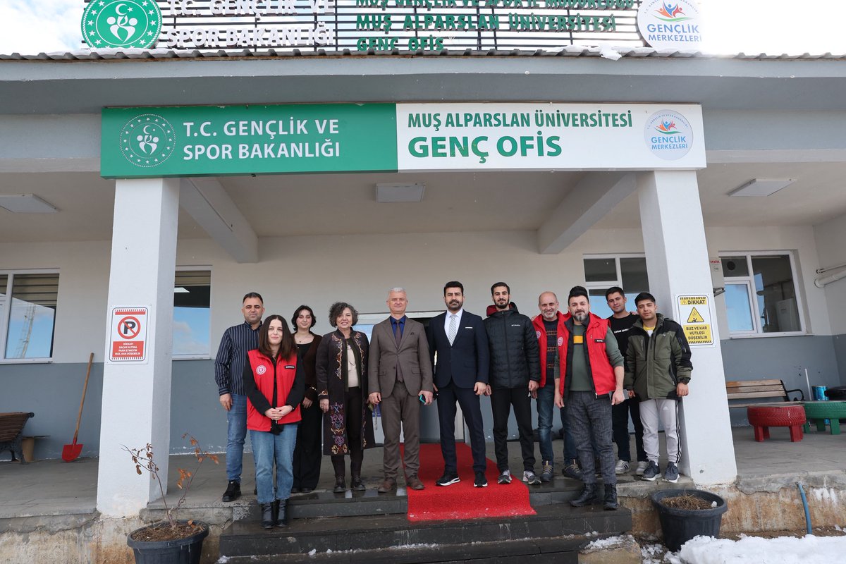 GSB_Mus's tweet photo. İl Müdürümüz Yusuf Kılıç, Muş Gençlik Merkezi ve Muş Alparslan Genç Ofisi ziyaret ederek ‘Kulüp ve Atölyeleri’nde bir dizi incelemelerde bulundu.
İl Müdürümüz, #Güzelsanatlaratölyesi kapsamında “bağlama” ve “resim-karakalem” eğitimi alan gençlerle hasbihal etti.
@OA_BAK https://t.co/KGOvjIix3P