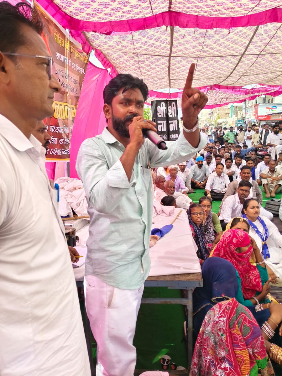 sunilbhartiya01's tweet photo. संघर्ष की जीत हुई ✊️
एक बेटी को न्याय मिला 17GB बच्ची मामले मे 
सभी मांगे मानी आरोपी अध्यापक गिरफ्तार हुआ
संघर्ष लड़ने वाले सभी साथियो को दिल से आभार व्यक्त करते हैं।
@BhimArmyChief 
@anil_aazad https://t.co/LZ48RpBMRS