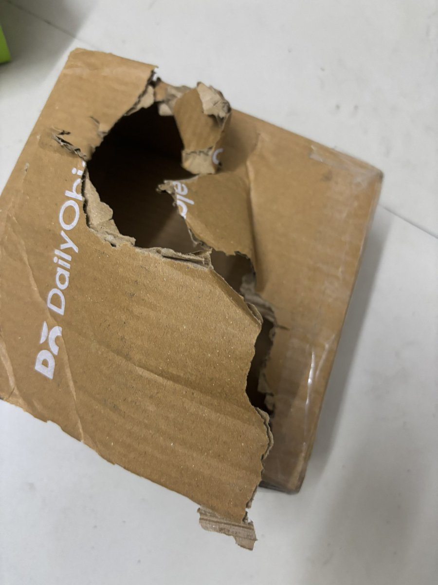 sidthekid007's tweet photo. @daily_objects has one of the worst customer support. I deadass ordered a powerbank and phone cover and only received the free gift and an empty box of the phone cover and their team bluntly refused to help https://t.co/ZGUckPJqs5