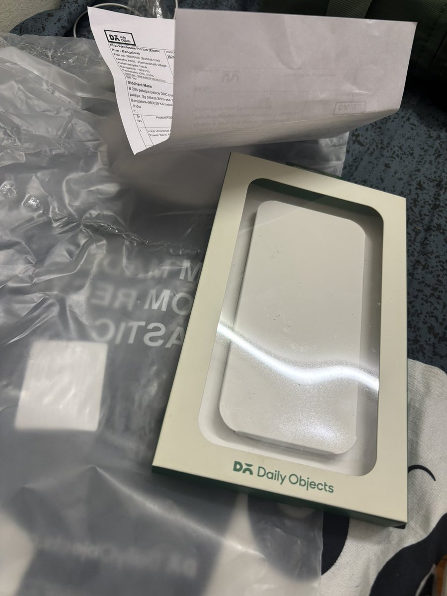 sidthekid007's tweet photo. @daily_objects has one of the worst customer support. I deadass ordered a powerbank and phone cover and only received the free gift and an empty box of the phone cover and their team bluntly refused to help https://t.co/ZGUckPJqs5
