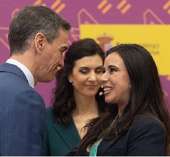 Marlaska pone escolta a esta mujer, mientras a las víctimas reales las apañan con pulseras defectuosas.
A todo esto invitas tú.