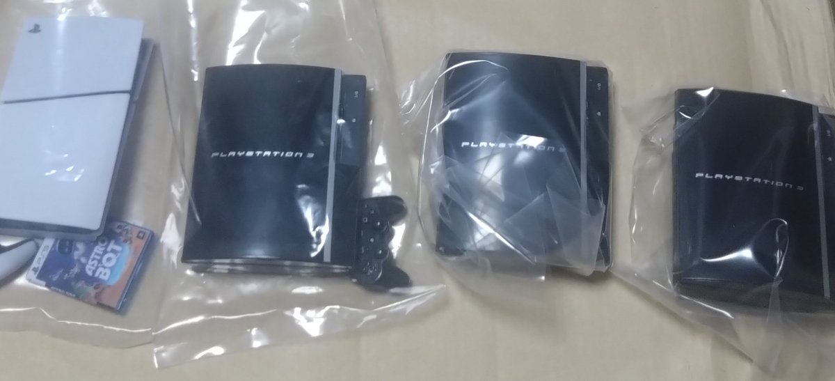 やっとPSハードのガチャ見つけてウッキウキで回したら4個中3個がPS3で横転🙃🙃🙃