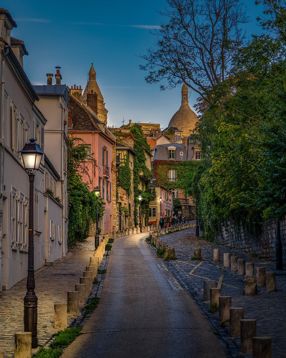 Voyalux's tweet image. Montmartre nights in Paris ✨
Twinkling streets, charming corners, and that unmistakable French vibe – the perfect city escape for travelers and dreamers. 🇫🇷 #Paris #Travel #Montmartre