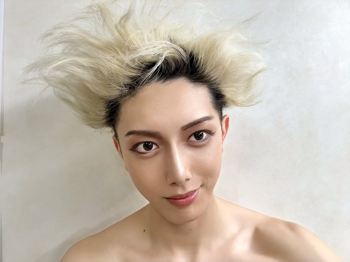 テニミュ東京凱旋公演３日目
ありがとうございました🎾

白石くんは完璧なのに公演終わりにウィッグ外すと
ボクの頭は悲惨なことになってます…💥

明日も1公演。よろしくお願いします‼︎
#テニミュ #テニスの王子様