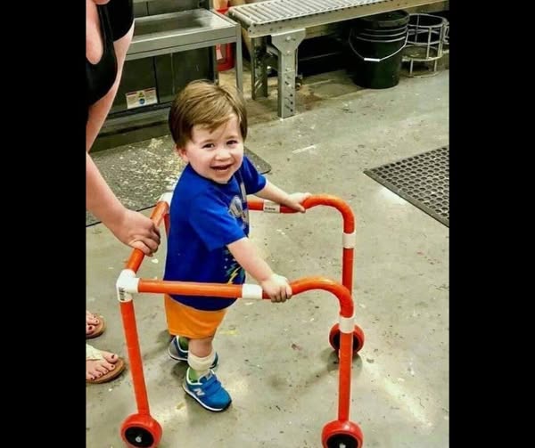 KateriSeraphina's tweet photo. Histoire vraie
« Aujourd'hui, une dame accompagnée de sa mère et de son mari est venue dans notre magasin Home Depot pour nous expliquer que la compagnie d'assurance pourrait ou non prendre en charge le déambulateur de leur petit garçon. Ils sont donc allés sur internet et ont trouvé des plans pour en fabriquer un avec des tuyaux en PVC. Mon directeur de magasin a entendu parler de cette situation et nous sommes allés les voir, avons regardé leurs plans et avons dit : "On s'en occupe." Nous avons donc commencé à l'assembler et avons dit à la famille d'aller déguster une glace et de revenir dans une heure...

D'autres collègues ont commencé à nous rejoindre et quand la famille est revenue, c'était terminé. Tout le monde pleurait en voyant Logan se déplacer avec le plus grand sourire...

Quand la famille a voulu nous payer, nous avons dit : "Pas question, celui-ci c'est pour nous."

Merci à tous ceux qui ont aidé et qui ont été une bénédiction pour cette famille et pour ce petit bonhomme. »
Crédit : Jeffrey Anderson