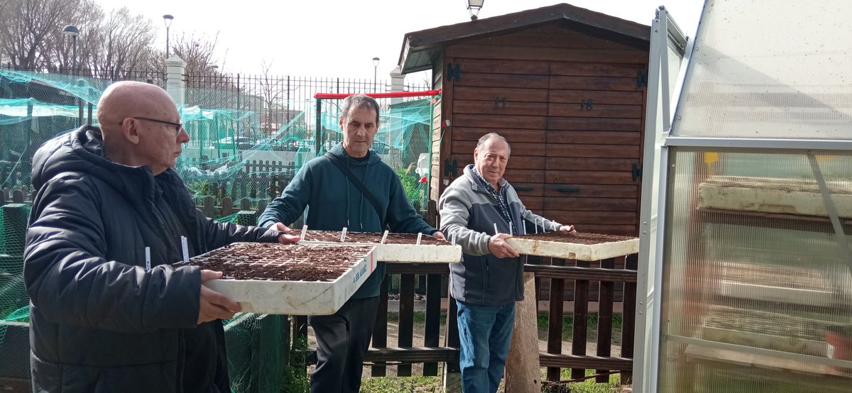 DeRhuam's tweet photo. Ya hemos preparado los semilleros con los huertos de ocio del centro de @mostoleseducacionambiental  del parque Finca Liana! Ahora toca cuidar y esperar con paciencia a que crezcan nuestras plantitas ☺️🌱
@sistemasmedioambientales 
@ayto_mostoles
#huertosurbanos
#huertosdelaRhuam https://t.co/tST3mp4B8f