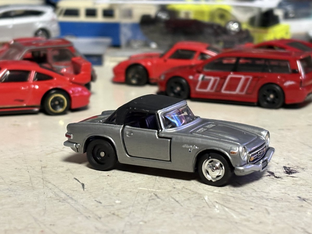 porschegmbh's tweet photo. #トミカリミテッド #HONDA #S800M
お疲れ様です🍵今日は〜エスハチ!
ボロボロタイヤのリミテッドのリム替え🛞小径タイヤを大さじイチ、マイルドローダウンも大さじイチ!そんだけでCooooool😎✨あ〜うんめ!🍻ノーマルトミカ、HWと記念写真📷´- https://t.co/TykepM4P28