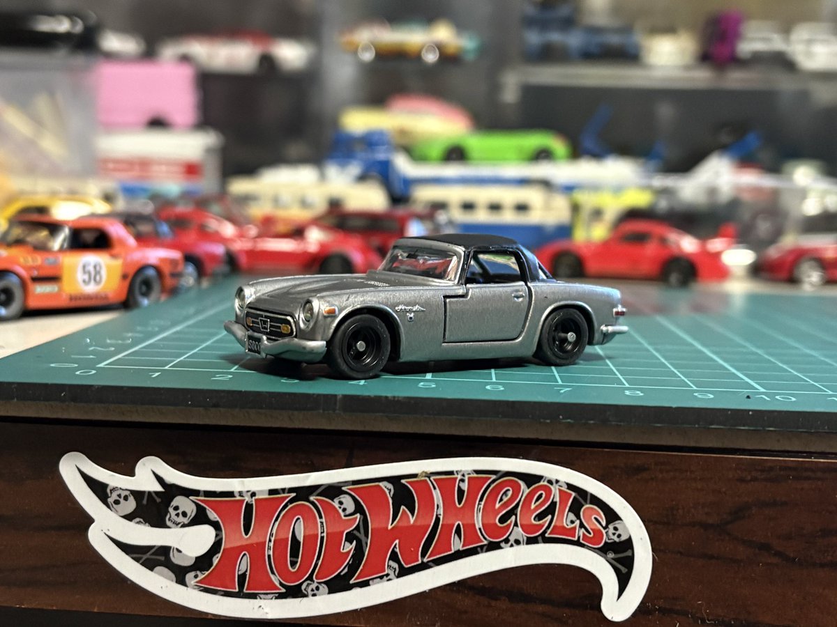 porschegmbh's tweet photo. #トミカリミテッド #HONDA #S800M
お疲れ様です🍵今日は〜エスハチ!
ボロボロタイヤのリミテッドのリム替え🛞小径タイヤを大さじイチ、マイルドローダウンも大さじイチ!そんだけでCooooool😎✨あ〜うんめ!🍻ノーマルトミカ、HWと記念写真📷´- https://t.co/TykepM4P28