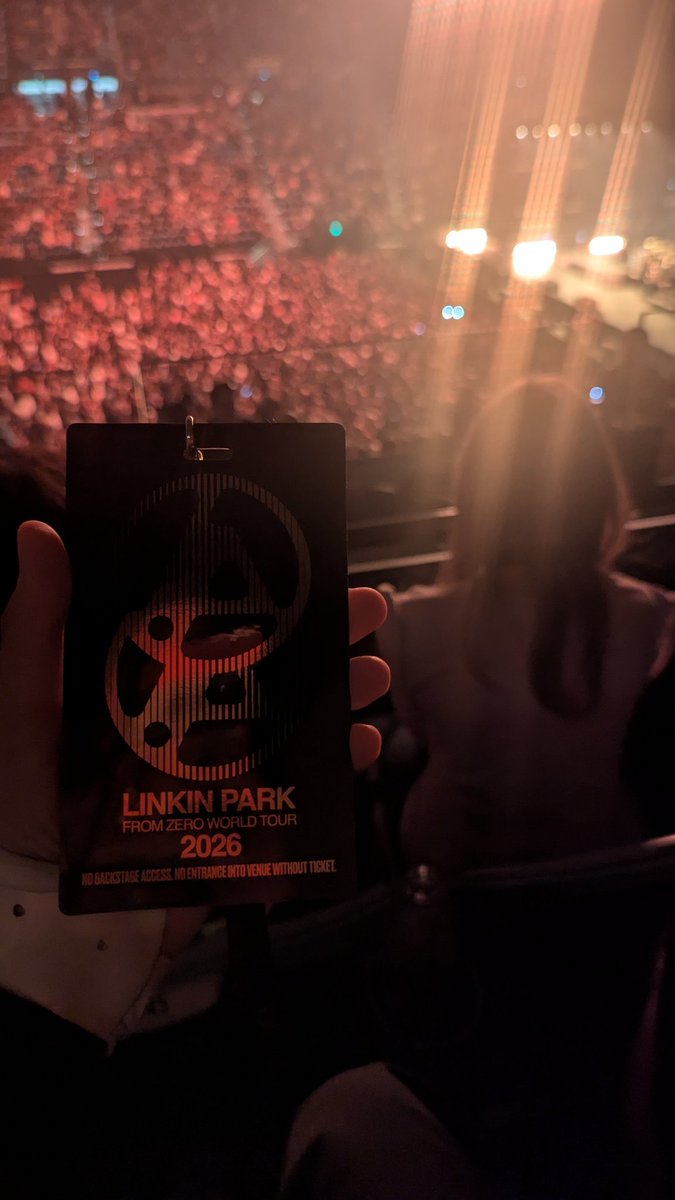 Capridae's tweet photo. That's one bucketlist concert down, been dreaming of attending a Linkin Park concert ever since I was seven years old.
They haven't been back in SG since 2011, had to snatch the opportunity to attend it while I'm here for MFC and F1.
#LinkinPark #LinkinParkFromZero @linkinpark https://t.co/C6cyKJvBu3