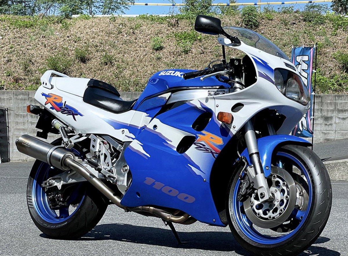 suzu_roadster's tweet photo. スズ菌感染しちゃいそう…🦠

てことで大型1台目に 1994年式GSX-R1100（逆車フルパワー）
お迎えしました🏍️💕💕

免許取得前に増えていく乗り物たち…😂 https://t.co/yi8D1DdPT5
