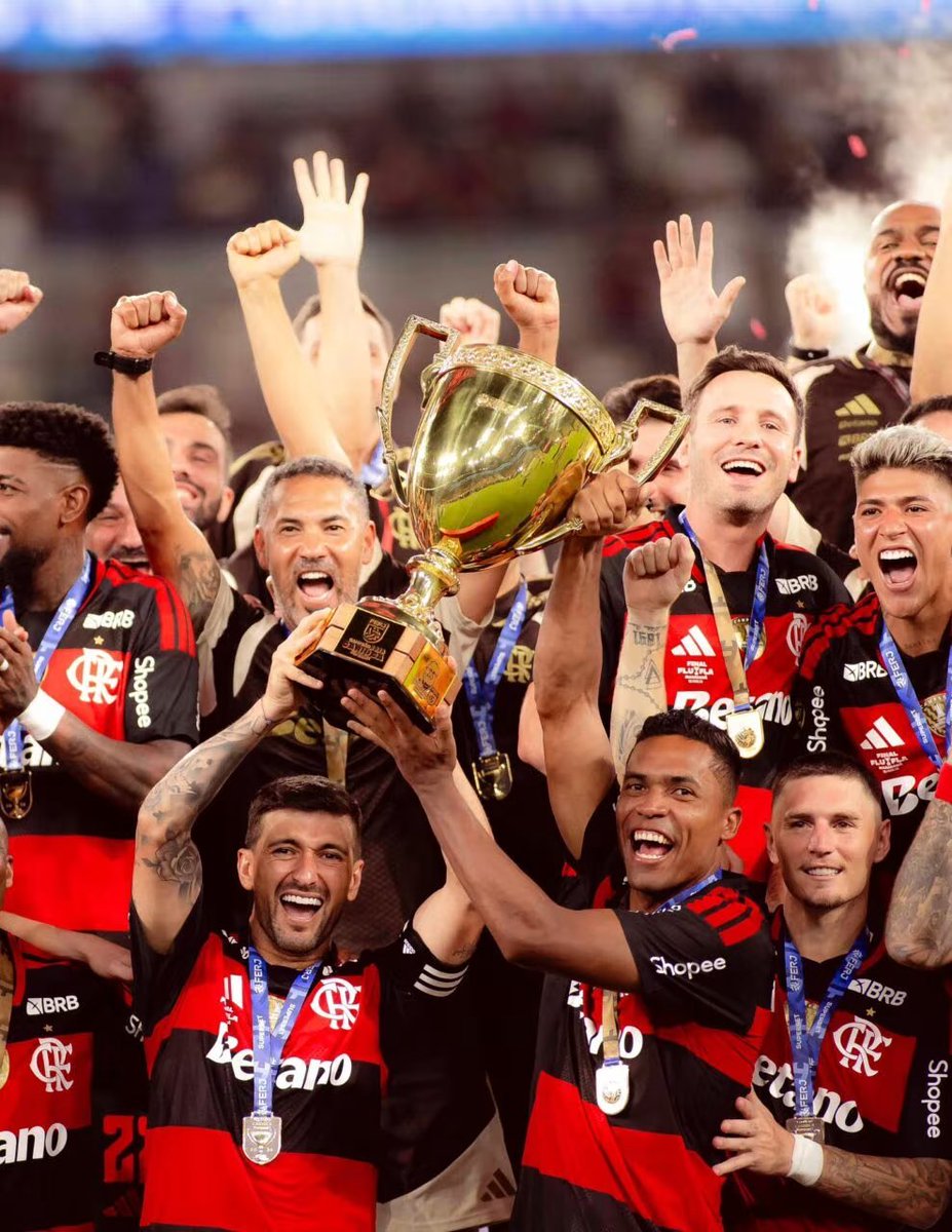 futtmais's tweet photo. No século, entre os times brasileiros, o Flamengo é quem mais venceu o Brasileirão (quatro vezes), a Copa do Brasil (quatro vezes), a Supercopa (três vezes) e a Libertadores (três vezes).

Além disso, desde 2001, o Rubro-Negro conquistou 13 títulos cariocas e lidera com distância para Fluminense e Botafogo, com cinco conquistas cada um no século. O Vasco está na lanterna, com três taças.

🗞️ @geglobo 
📸 Adriano Fontes/CRF