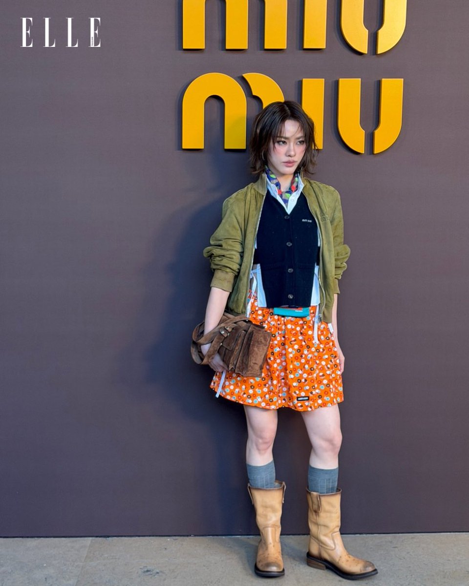 ELLEThailand's tweet photo. ความปังเริ่มขึ้นแล้ว! เสิร์ฟลุคสวยจึ้งของ เอมี่ ทสร @emiamily ที่ปารีสแฟชั่นวีค ร่วมชมโขว์ของ Miu Miu คอลเล็กชั่น Fall/Winter 2026 โดยเธอมาในลุคที่โดดเด่นด้านการเลเยอร์และผสมผสานหลากสีสันไว้อย่างกลมกล่อม

MIUMIU FW26 WITH EMI

#ELLEThailand
#MiuMiuFW26XEmi
#MiuMiuFW26 #emiamily https://t.co/u7fsOa9uzd