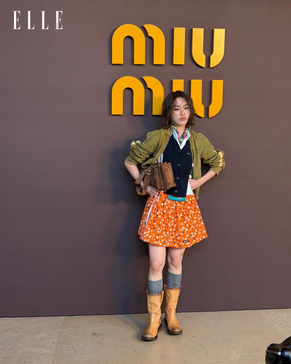 ELLEThailand's tweet photo. ความปังเริ่มขึ้นแล้ว! เสิร์ฟลุคสวยจึ้งของ เอมี่ ทสร @emiamily ที่ปารีสแฟชั่นวีค ร่วมชมโขว์ของ Miu Miu คอลเล็กชั่น Fall/Winter 2026 โดยเธอมาในลุคที่โดดเด่นด้านการเลเยอร์และผสมผสานหลากสีสันไว้อย่างกลมกล่อม

MIUMIU FW26 WITH EMI

#ELLEThailand
#MiuMiuFW26XEmi
#MiuMiuFW26 #emiamily https://t.co/u7fsOa9uzd