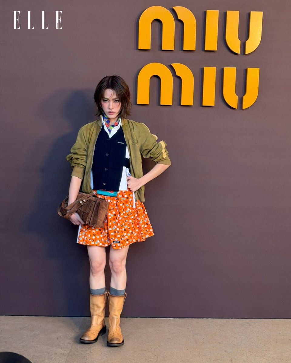 ELLEThailand's tweet photo. ความปังเริ่มขึ้นแล้ว! เสิร์ฟลุคสวยจึ้งของ เอมี่ ทสร @emiamily ที่ปารีสแฟชั่นวีค ร่วมชมโขว์ของ Miu Miu คอลเล็กชั่น Fall/Winter 2026 โดยเธอมาในลุคที่โดดเด่นด้านการเลเยอร์และผสมผสานหลากสีสันไว้อย่างกลมกล่อม

MIUMIU FW26 WITH EMI

#ELLEThailand
#MiuMiuFW26XEmi
#MiuMiuFW26 #emiamily https://t.co/u7fsOa9uzd