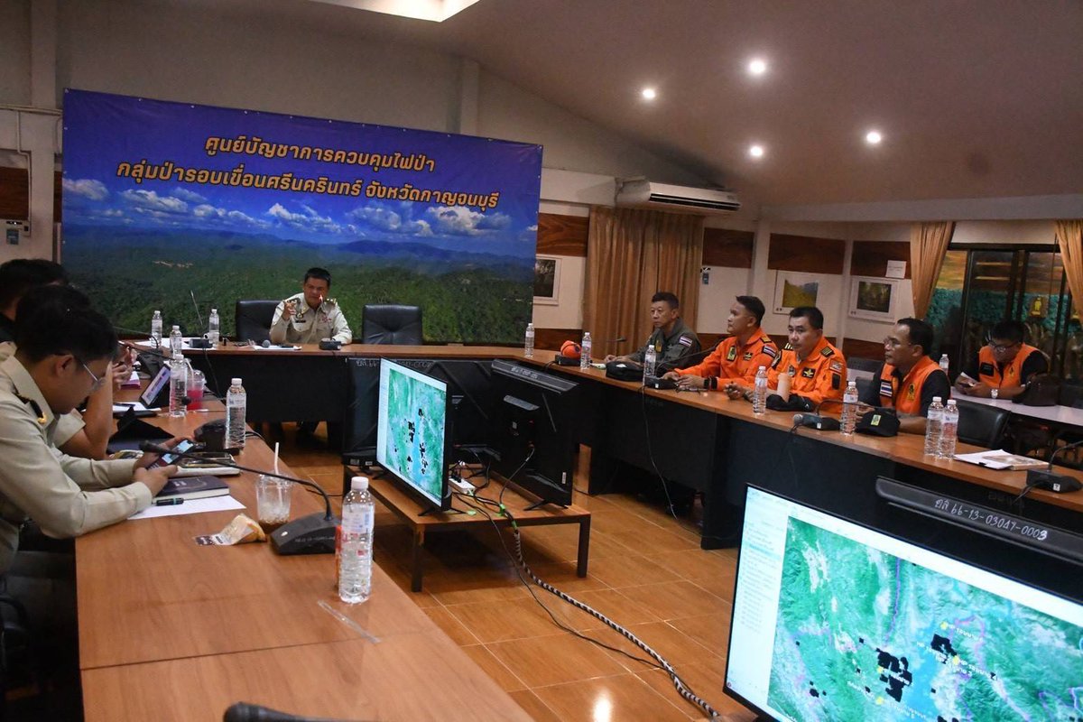 DDPMNews's tweet photo. 🚁 เฮลิคอปเตอร์ KA-32 ลุยดับไฟป่าเขาโกเต็ง เขื่อนศรีนครินทร์ จ.กาญจนบุรี 🔥🍂🌫️
อ่านต่อที่นี่.. https://t.co/kXiSiT5Csv #ปภ #ข่าว #KA32 #ไฟป่า #กาญจนบุรี https://t.co/1RhcqpWBok