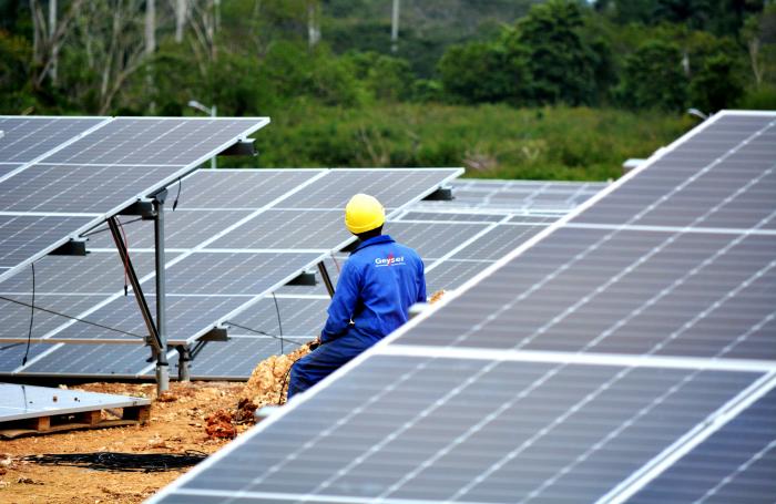 GobiernoCuba's tweet photo. 🏭 | Como parte del programa para reforzar la estabilidad del SEN, inició en el país las pruebas del proceso de calentamiento con carga de la primera unidad de un Sistema de Almacenamiento de Energía en Baterías (BESS) en la subestación de El Cotorro, en La Habana. https://t.co/thZrObvdr3