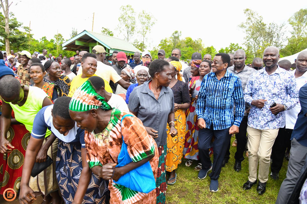orengo_james's tweet photo. In line with our Nyalore Manifesto, we remain committed to transforming our agricultural sector and strengthening food security through mechanization and the provision of certified seeds and fertilizer.
Today, we engaged with and distributed farm inputs to over 800 farmers from Usonga Ward.
In our subsequent budgets, we will continue increasing allocations to our farm inputs subsidy program to meet the ever-growing demand from our farmers.