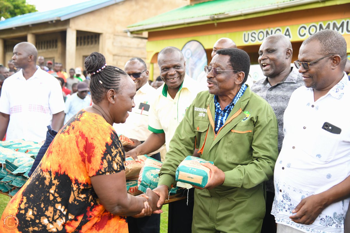 orengo_james's tweet photo. In line with our Nyalore Manifesto, we remain committed to transforming our agricultural sector and strengthening food security through mechanization and the provision of certified seeds and fertilizer.
Today, we engaged with and distributed farm inputs to over 800 farmers from Usonga Ward.
In our subsequent budgets, we will continue increasing allocations to our farm inputs subsidy program to meet the ever-growing demand from our farmers.
