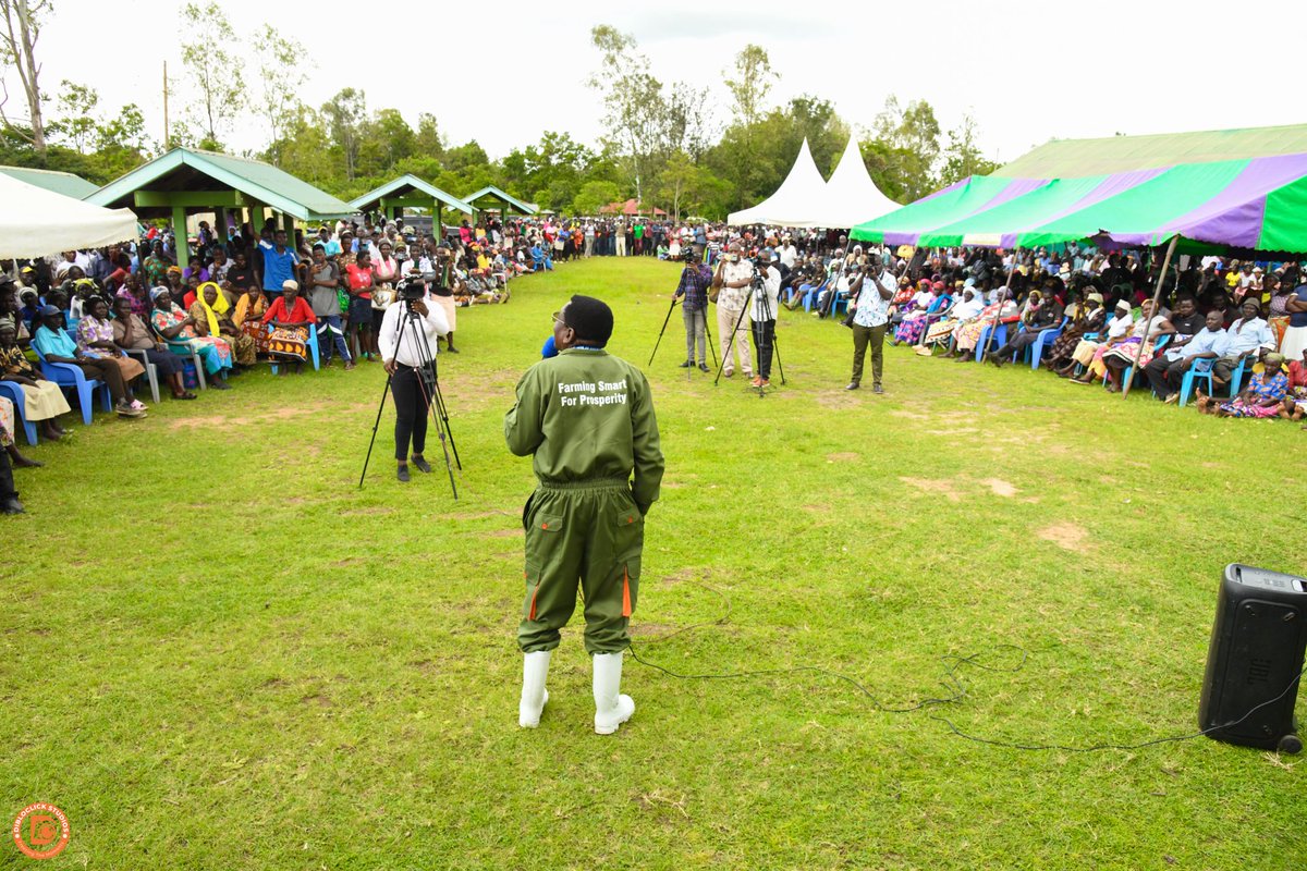 orengo_james's tweet photo. In line with our Nyalore Manifesto, we remain committed to transforming our agricultural sector and strengthening food security through mechanization and the provision of certified seeds and fertilizer.
Today, we engaged with and distributed farm inputs to over 800 farmers from Usonga Ward.
In our subsequent budgets, we will continue increasing allocations to our farm inputs subsidy program to meet the ever-growing demand from our farmers.