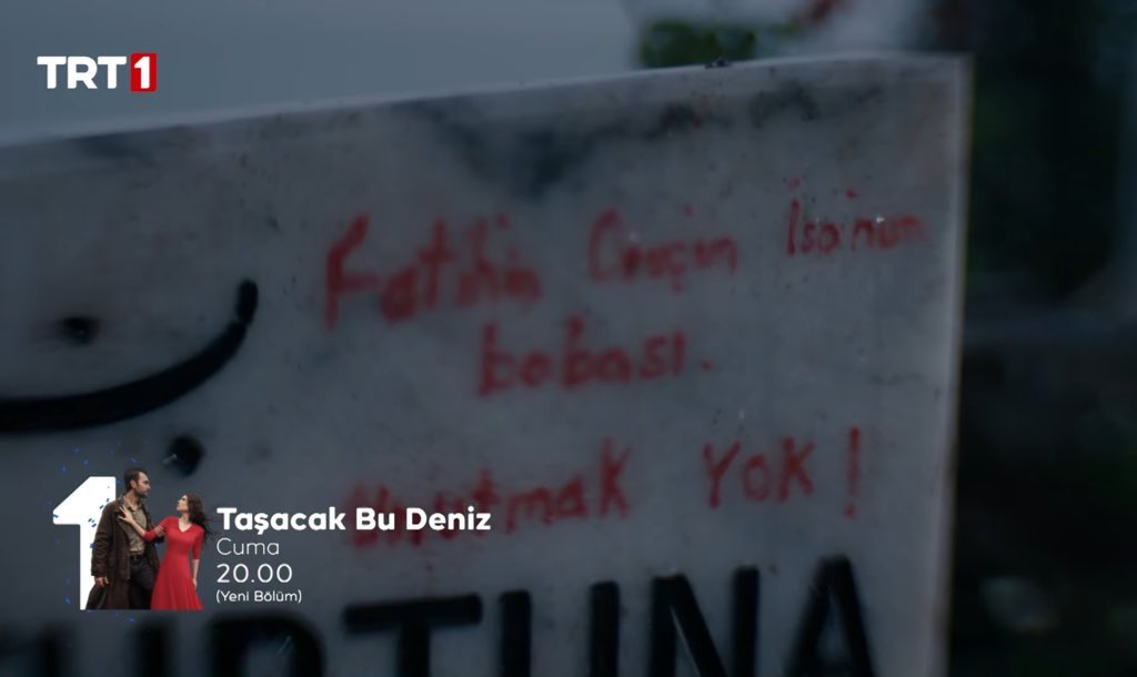 yaaso_'s tweet photo. Rağmen sevgisi…
Fadime İsodan seven kıskanır söylemini duyduktan sonra onu gecenin bir yarısı pijamalarla mezarlığa götürüyor babasının mezarına çünkü…
Bana rağmen beni sevecebilecek misin 
Babam babanı öldürdü buna rağmen sevebilecek misin beni 
Biz düşman çocuklarıyız buna rağmen sevebilecek misin beni 
Aramızdaki o koca duvarın farkında mısın buna rağmen mi…
Bu yüzden isoyu getirdi mezarlığa farkında bunu biliyor ama yüzleşsin istedi
Eğer seviyorsa ne kadar büyük bir yükün altında olduğunu bilsin istedi 
Fadime gerçek anlamda olucaksa olsun istiyor 
#isfad