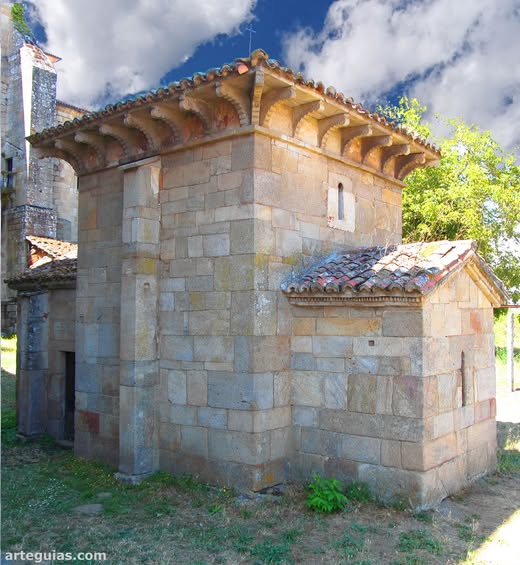 arteguias's tweet photo. En San Salvador de Celanova (Ourense) se conserva una de las estructuras arquitectónicas más singulares de nuestro patrimonio altomedieval: la capilla de San Miguel, construida en el siglo X. De dimensiones diminutas, pudo tener función de capilla privada.
#celanova #ourense https://t.co/6HkWpdxrIP