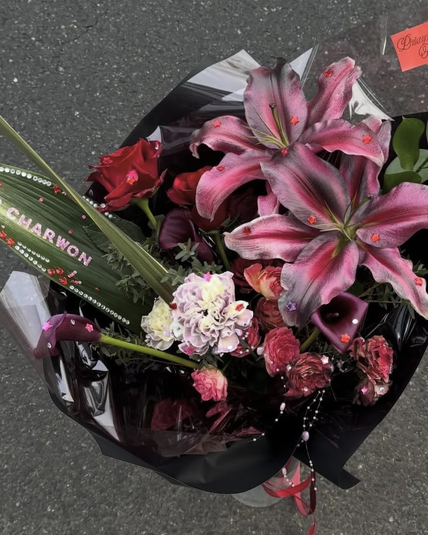_oyus2's tweet photo. 最近韓国のおしゃれな若者の中で人気な花束達💐

ストーンでデコられててかわいすぎる
友達の誕生日にプレゼントしたい🪽🪽 https://t.co/zsbcoxCF2w