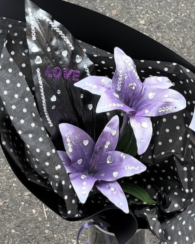 _oyus2's tweet photo. 最近韓国のおしゃれな若者の中で人気な花束達💐

ストーンでデコられててかわいすぎる
友達の誕生日にプレゼントしたい🪽🪽 https://t.co/zsbcoxCF2w
