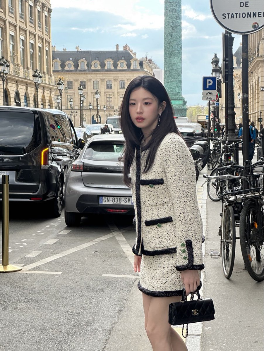 serving face like this in the middle of the street is crazy