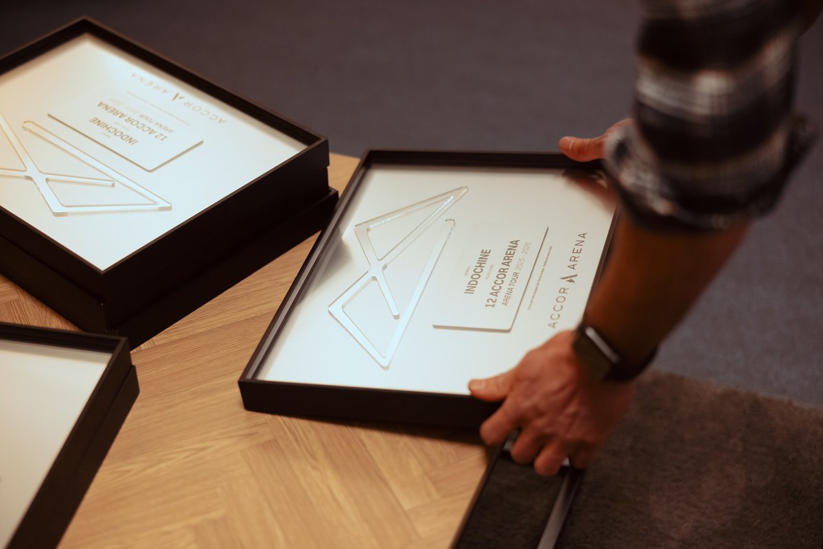 🏆 Les membres du groupe #Indochine (et leur manageuse Emilie Cendlak) ont reçu un beau cadeau de la part des équipes de l'<a href="/Accor_Arena/">Accor Arena</a>, pour marquer les 12 Bercy, inscrits dans l’histoire de la salle et de la tournée 2025-2026.

Bravo <a href="/nicolasirkis/">nicola sirkis</a> <a href="/oLidESaT_/">oLi dE SaT</a>  !

📷 Nicko Guihal