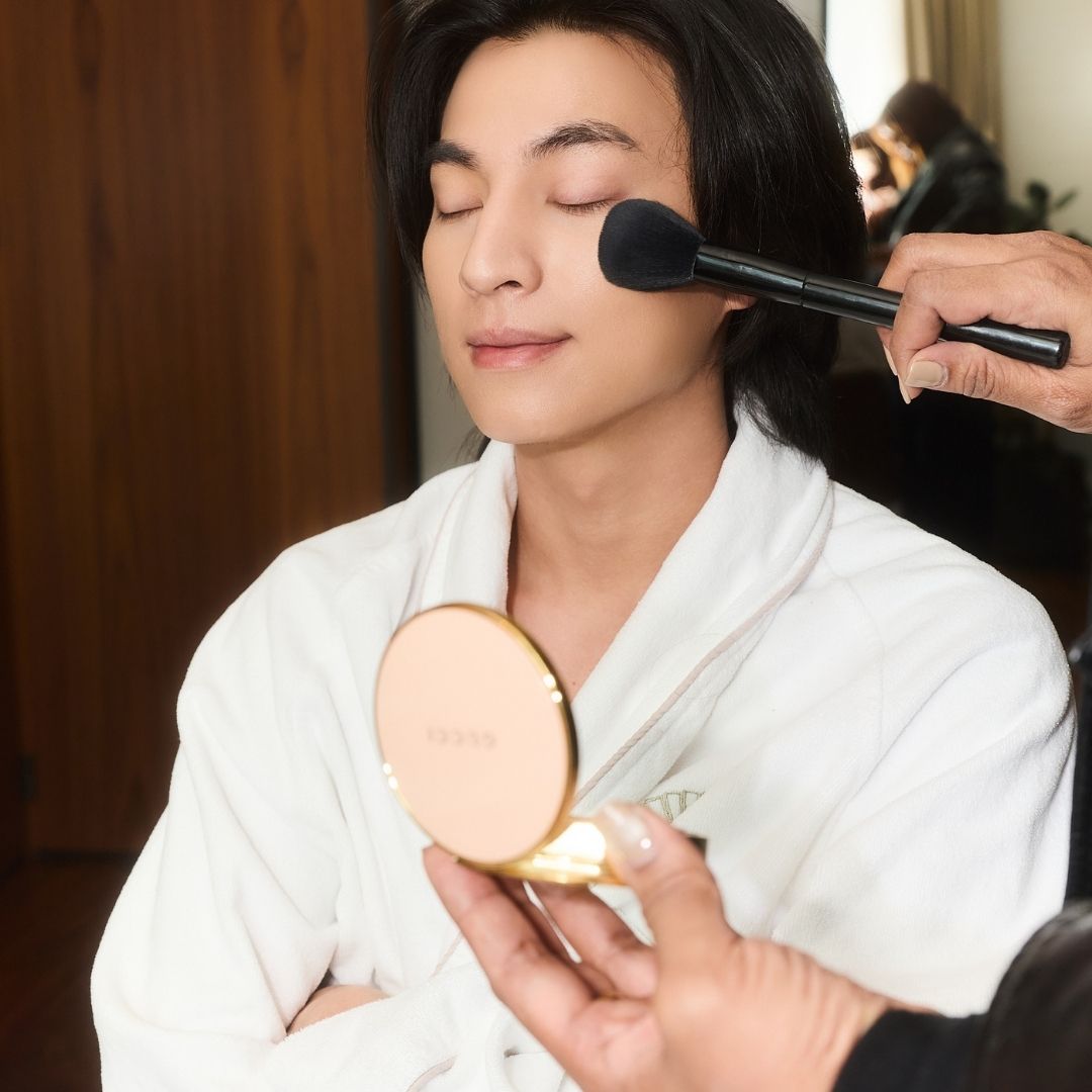 เมคอัพลุค กลัฟ คณาวุฒิ <a href="/gulfkanawut/">gulfkanawut</a> แบรนด์แอมบาสเดอร์ Gucci ที่เสิร์ฟลุคหล่อเนี้ยบสุดโกลว์ด้วยเมคอัพไอเท็มทั้งหมดจาก <a href="/guccibeauty/">amber watson</a>  ก่อนเข้าร่วมชมโชว์ Gucci Primavera หรือ Gucci Fall-Winter 2026 ใน Milan Fashion Week ประเทศอิตาลี
<a href="/guccibeauty/">amber watson</a> #GucciBeauty #GucciMakeup #gulfkanawut